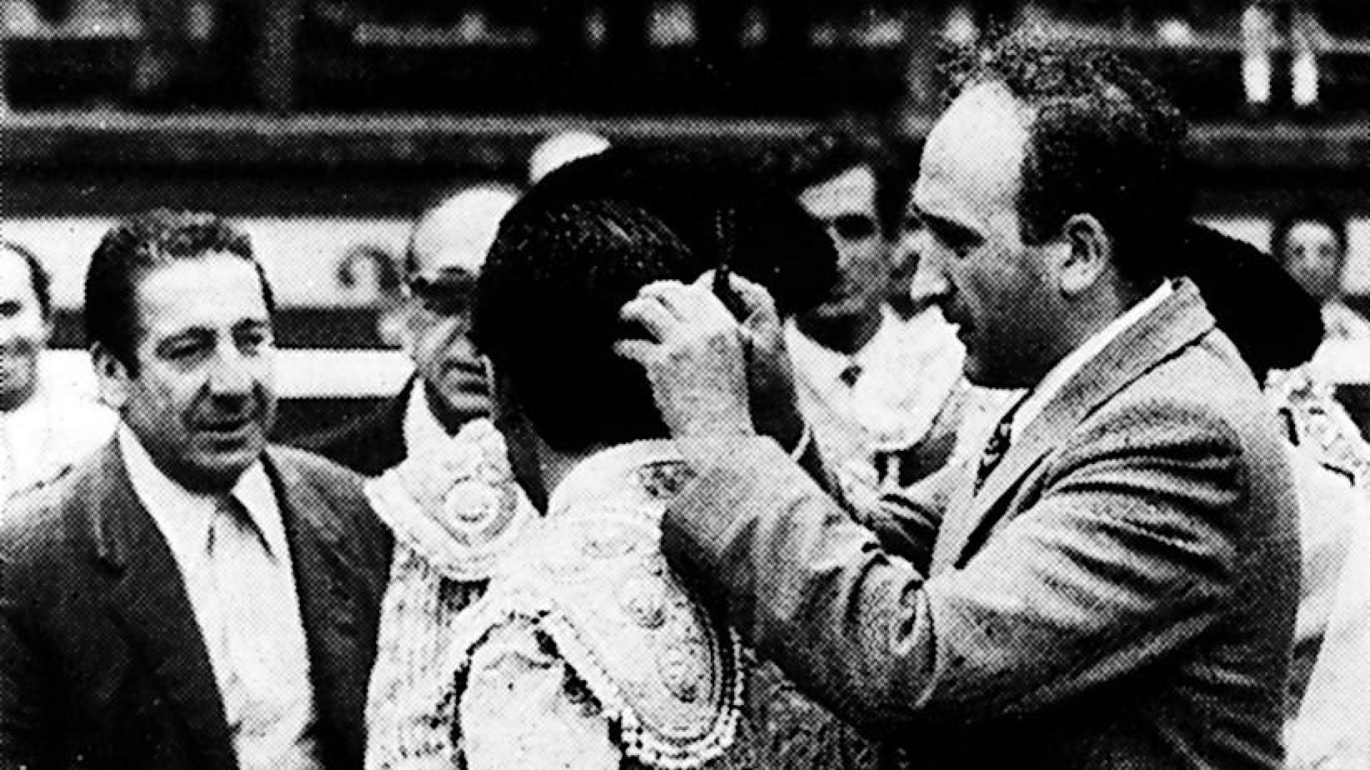 El podólogo pamplonés Javier Sarasa se convirtió en matador de toros por un día tras tomar la alternativa en Pamplona hacia medio siglo