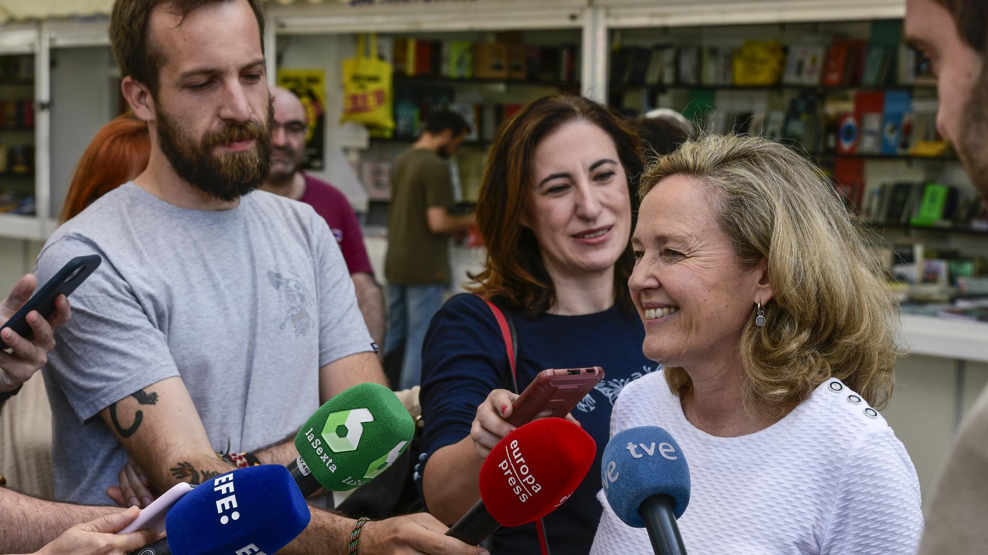 La vicepresidenta Calviño ha visitado este sábado la Feria del Libro de Madrid
