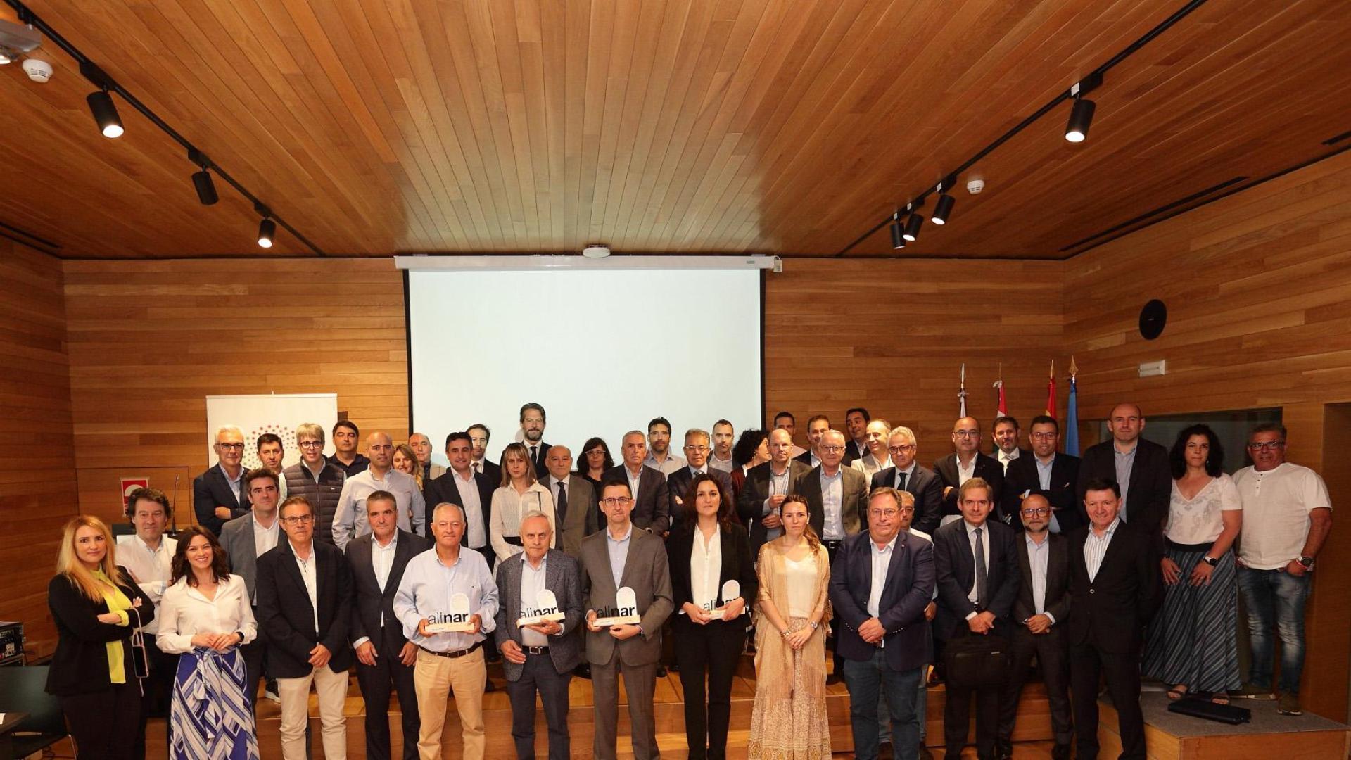 Grupo de asistentes y homenajeados en la asamblea de Alinar, celebrada en Logroño
