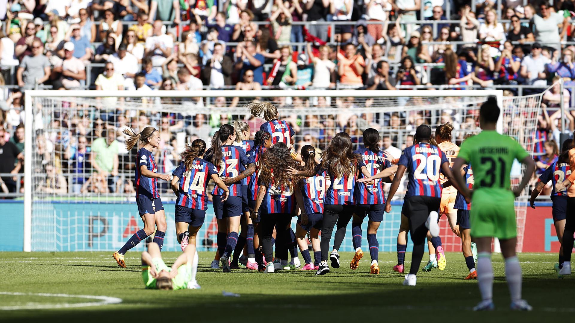Las jugadora del F.C. Barcelona celebran el triunfo en la final de la Champions tras vencer por 3-2 al Wolfsburgo alemán