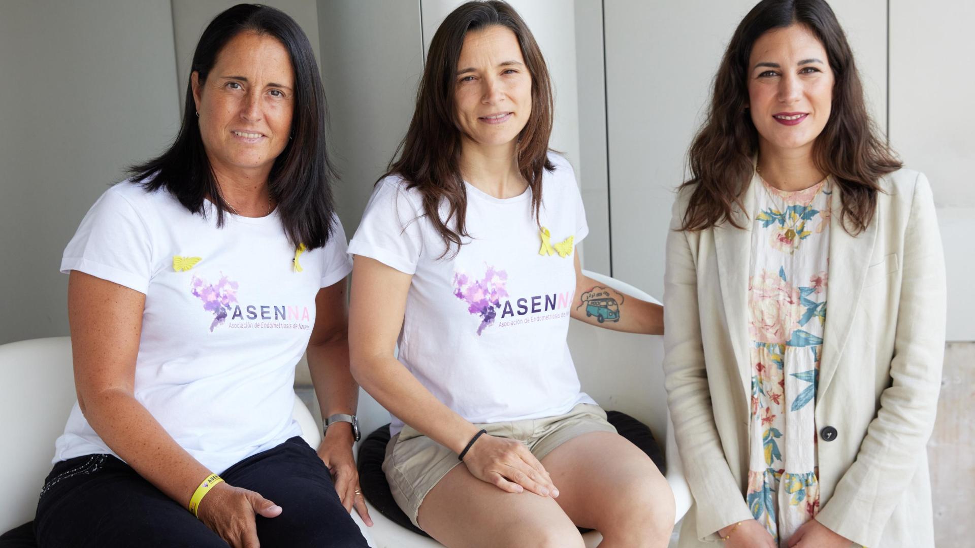 De izda a dcha: Nuria Orzcanco y Nerea Osés (de la Asociación de Endometriosis de Navarra) y la abogada Lorena Pastor.
