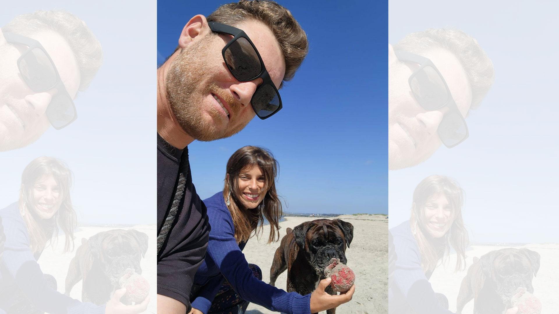 Laura González, con su marido Colin Allen y su perro Thai, en la playa.