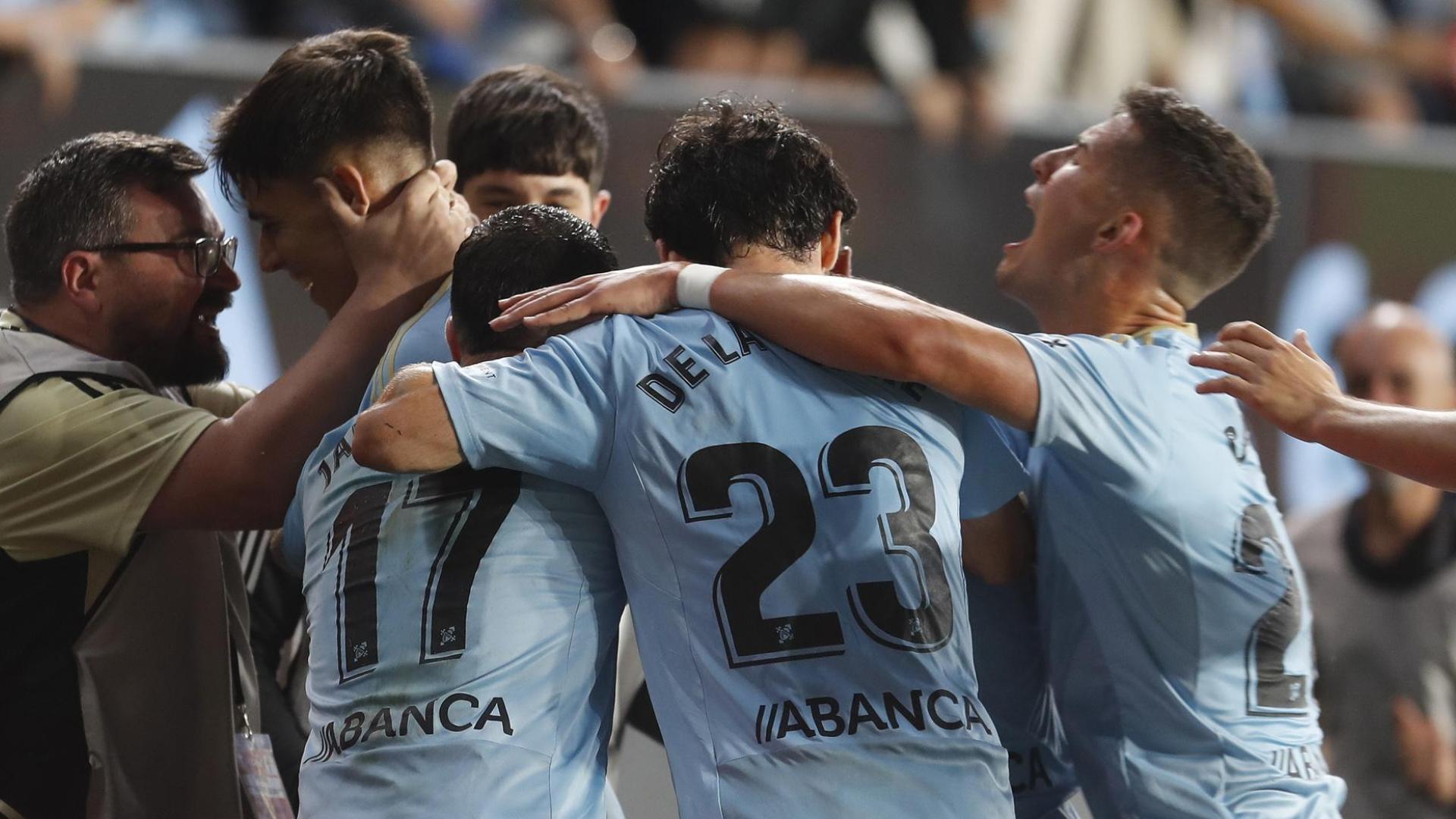 Los jugadores del Celta celebran el segundo gol ante el Barcelona