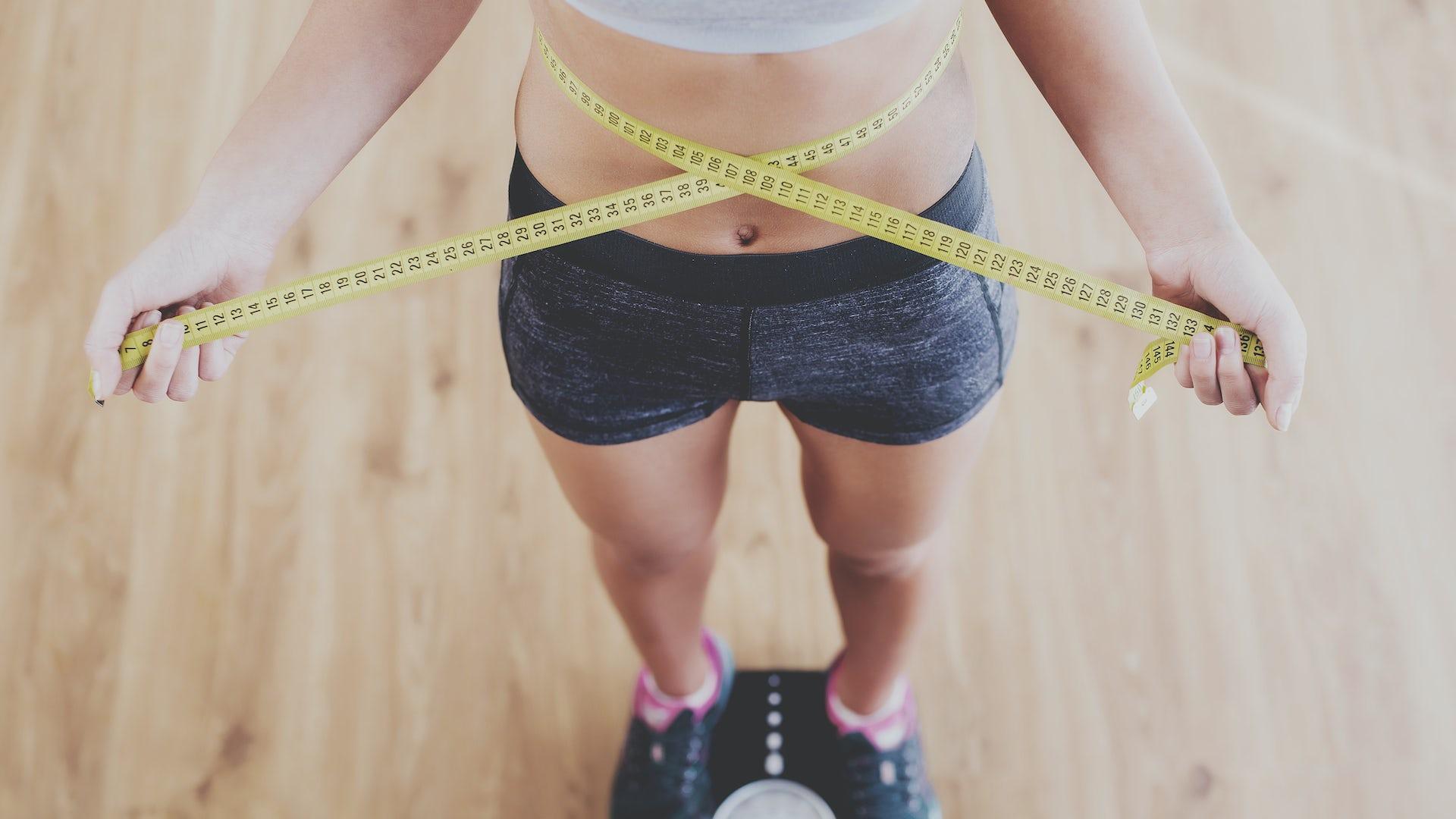 En general, se considera que perder peso lentamente es mejor para la salud y más sostenible