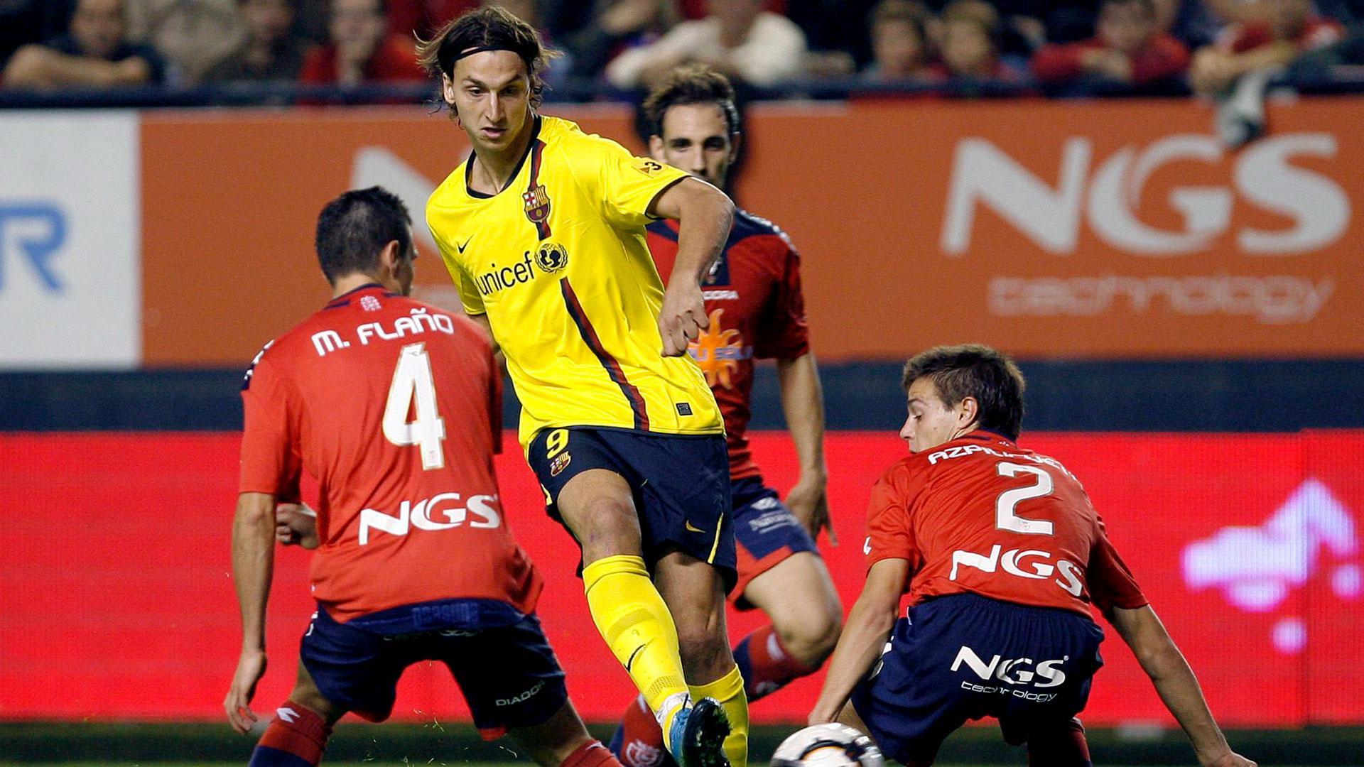 Zlatan Ibrahimovic frente a Miguel Flaño y César Azpilicueta en El Sadar