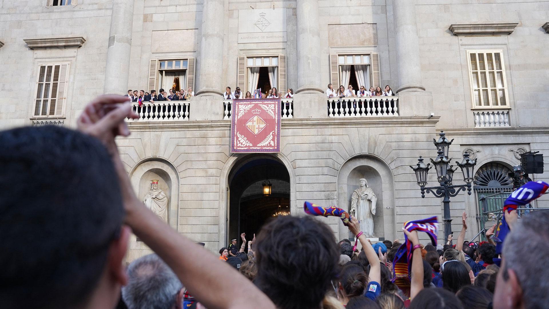 El equipo femenino del FC Barcelona ofreció este 4 de junio la segunda Champions de su historia a sus aficionados en la plaza de Sant Jaume, donde se produjo la agresión