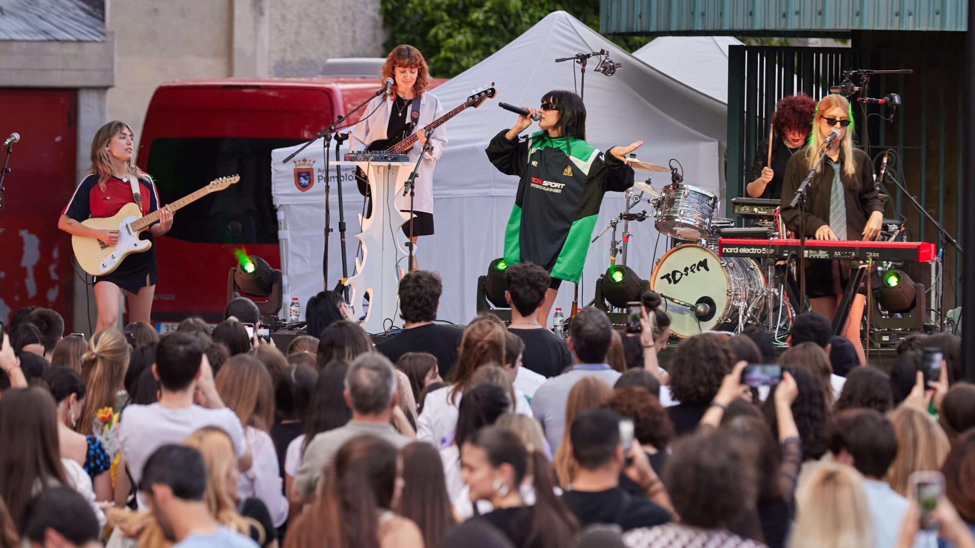 Imagen del concierto de Natalia Lacunza, en el peldaño anterior de la Escalerica sanferminera