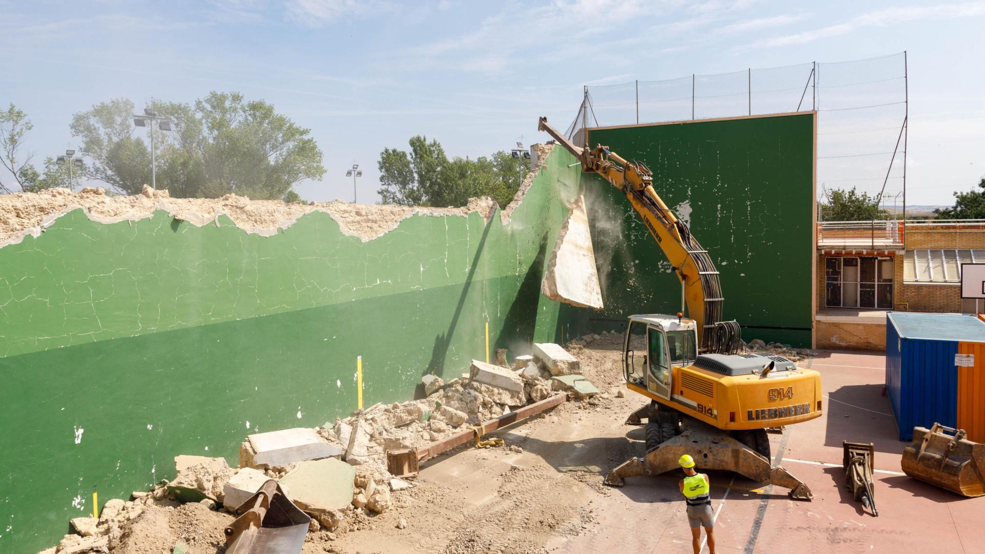 Imagen de los trabajos de demolición parcial del frontón del complejo deportivo municipal Ribotas Ebro que el Ayuntamiento de Tudela comenzó durante la mañana de este lunes