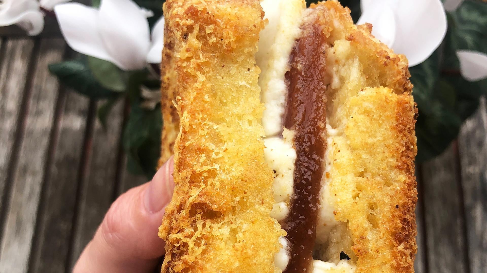 Bocadillo crujiente de membrillo y mozzarella