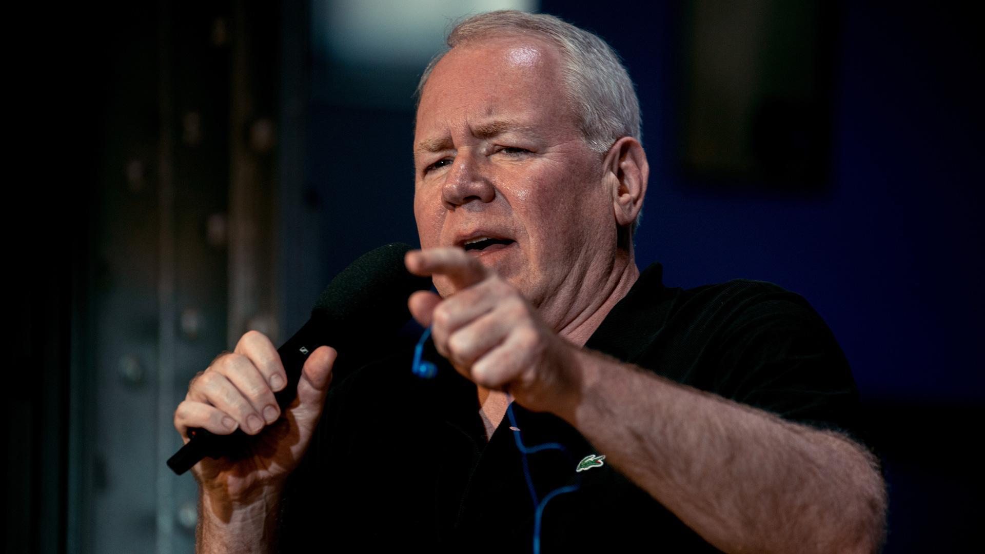 El escritor Bret Easton Ellis ofrece una rueda de prensa para presentar su nuevo libro 'Los destrozos', en Fundación Telefónica, a 5 de junio de 2023, en Madrid (España)