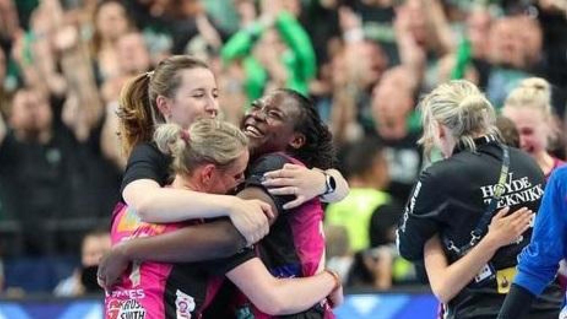 Lysa Tchaptchet, festejando abrazada con otras compañeras el título continental