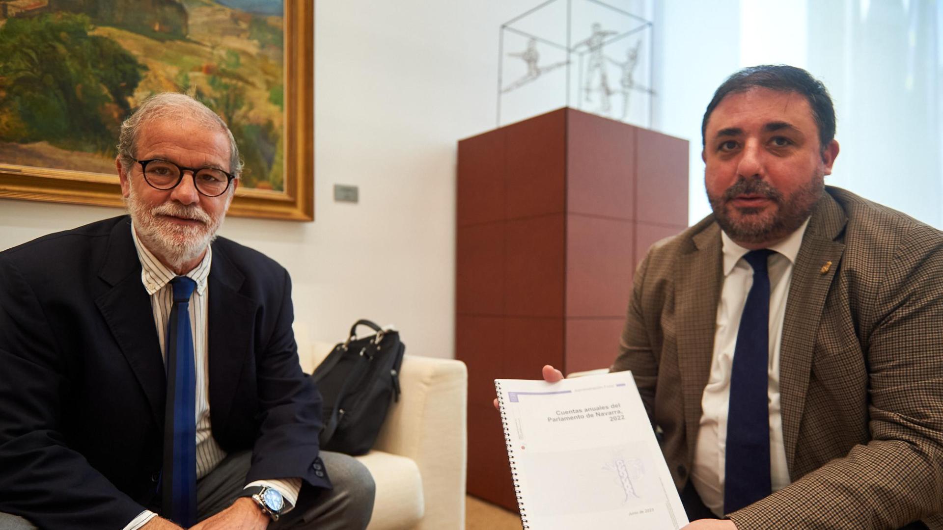 El presidente de Comptos, Ignacio Cabeza de Salvador, junto al presidente del Parlamento, Unai Hualde.