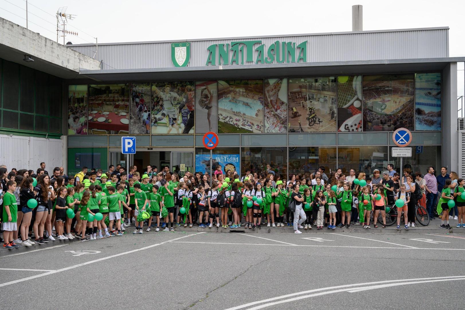 Decenas de familiares y compañeros de club recibieron ayer al equipo campeón de España