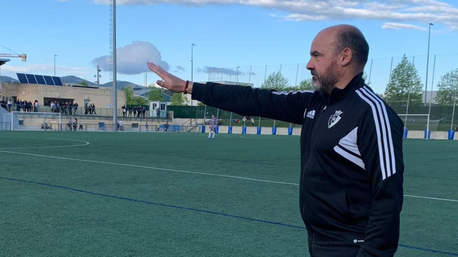 César Monasterio da indicaciones a sus jugadores en el duelo ante el Valle de Egüés