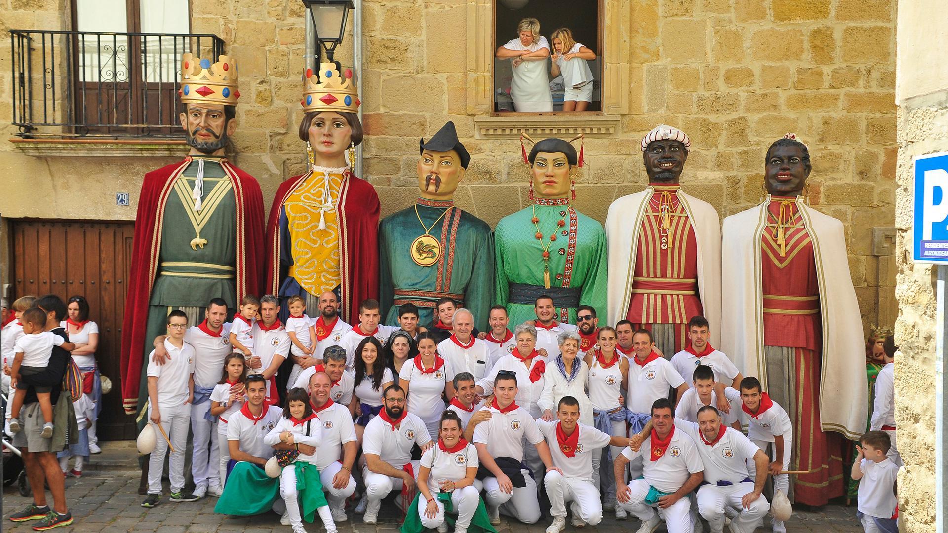 Integrantes de la comparsa con las seis figuras a las que quiere renombrar las próximas fiestas