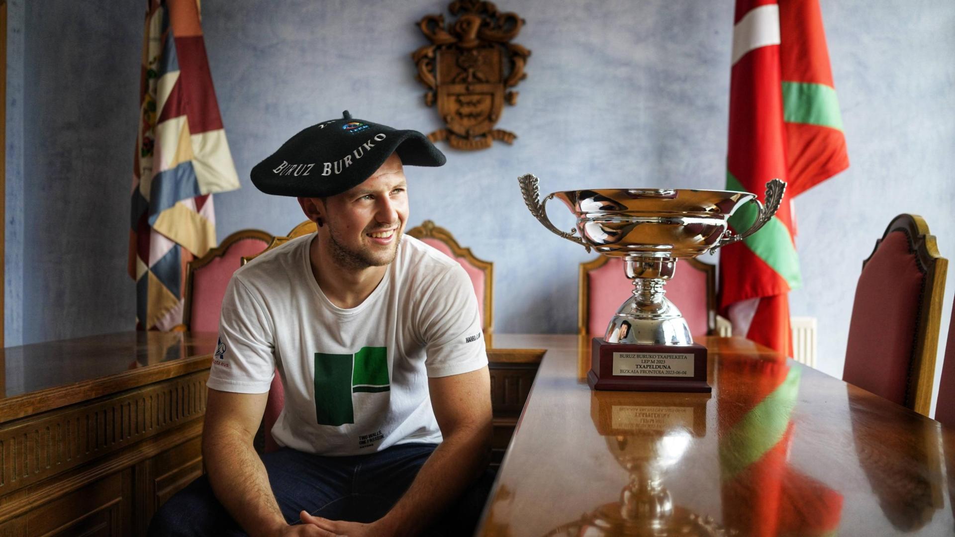 Aitor Elordi, con la txapela y el trofeo de campeón manomanista en Mallabia.