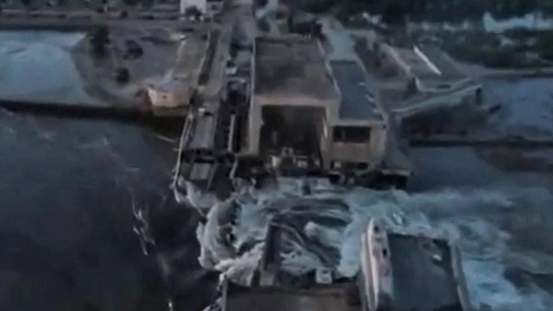 Una explosión destruye una presa en el sur de Ucrania y Kiev acusa a Rusia