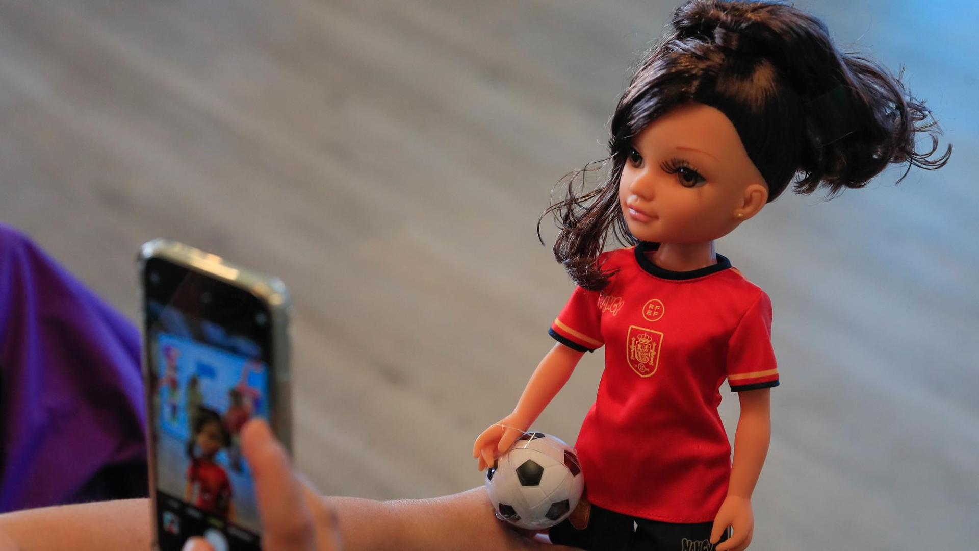 Presentación de una edición especial de la muñeca Nancy de la marca "Famosa", con la que la compañía quiere apoyar a la selección española de fútbol femenino