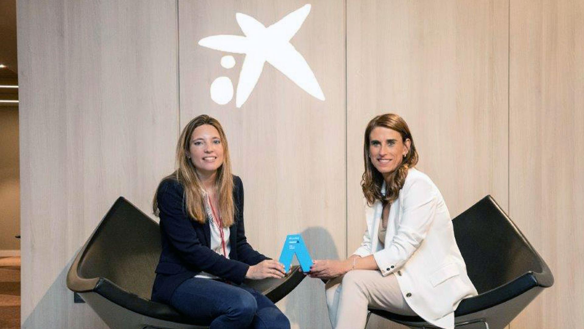 Isabel Moreno (derecha), directora territorial Ebro de CaixaBank, entrega el galardón a Elena Moreno Senosiain, fundadora de Saygom