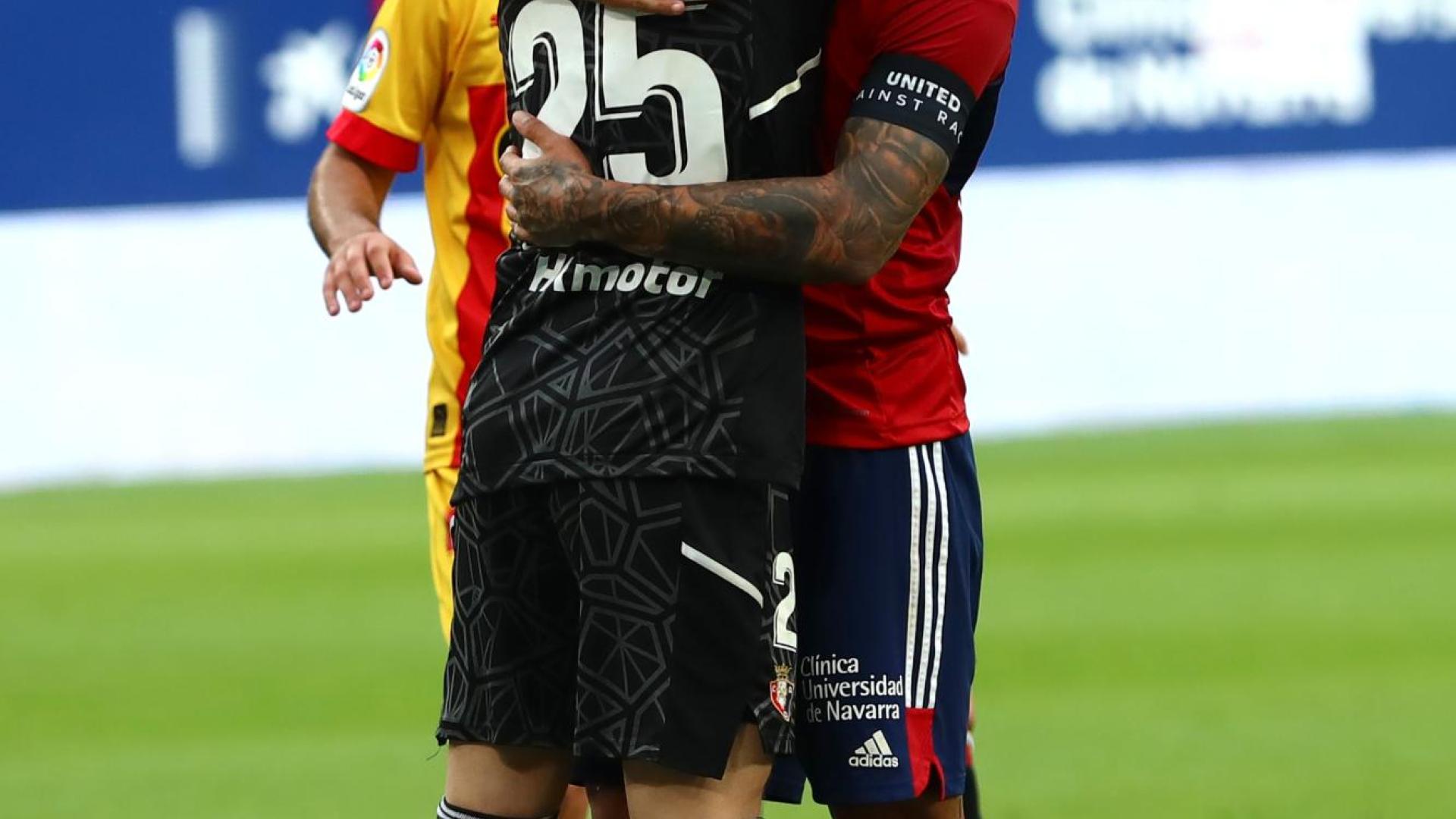 Abrazo entre Aridane y Aitor Fernández tras ganar al Girona