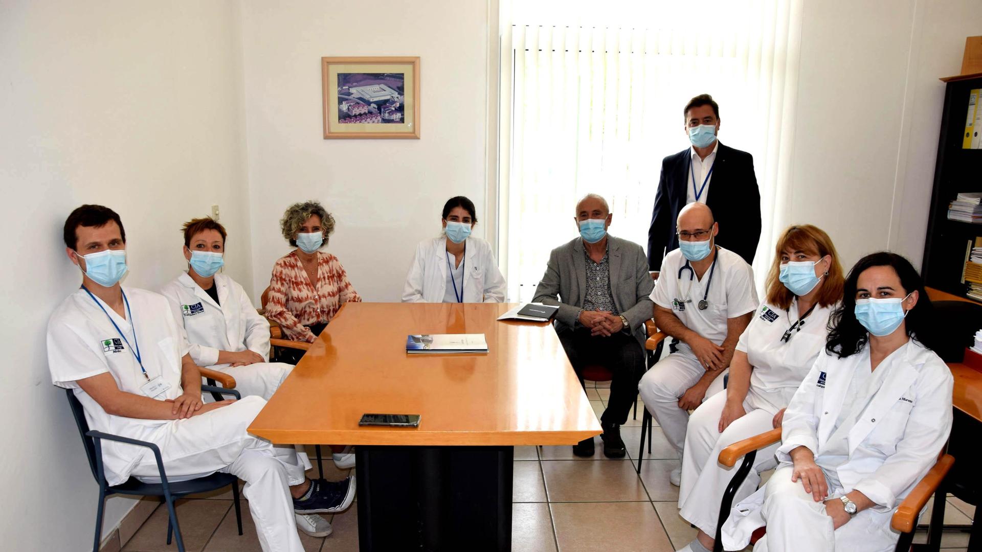 Personal sanitario junto con el director general de Salud, Carlos Artundo.
