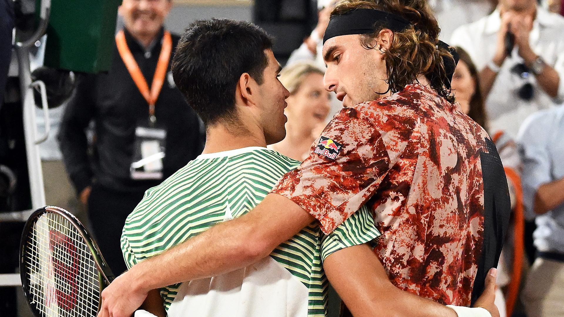 Afectuoso saludo entre Carlos Alcaraz y Stefanos Tsitsipas tras finalizar el choque de cuartos de final en Roland Garros