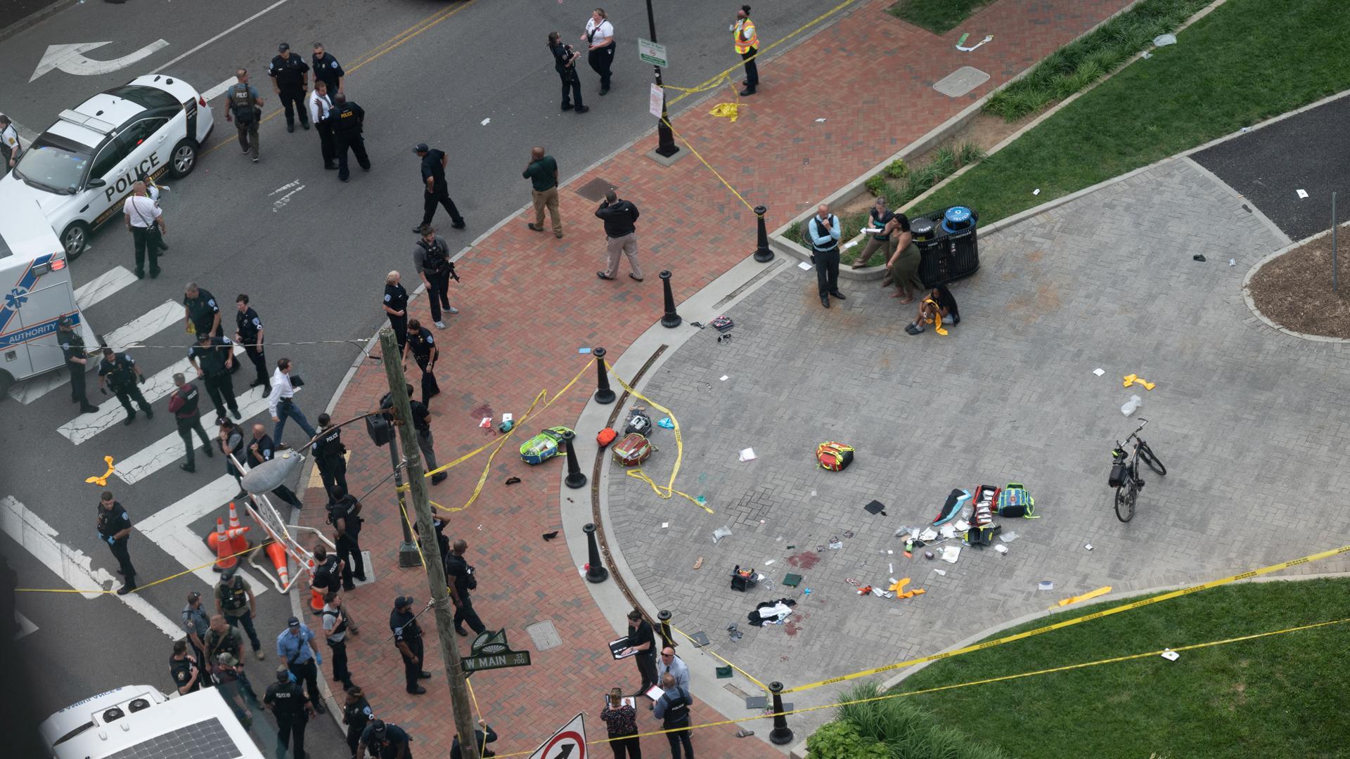 Agentes de polícia investigan en el lugar de los hechos después de que un hombre aramado abriera fuego durante una ceremonía de graduación en Richmond, Virginia, EE.UU