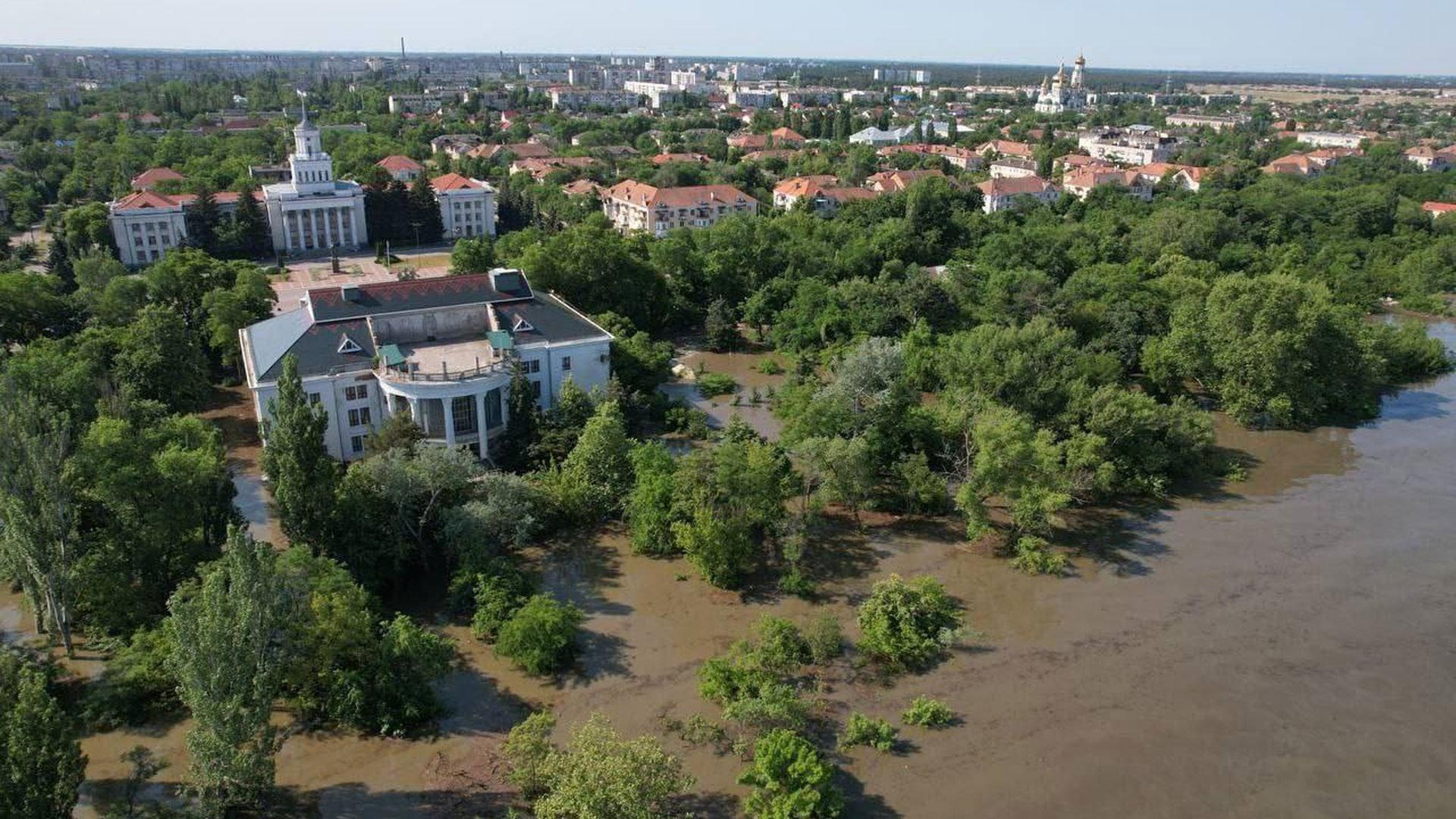 Imagen de las inundaciones en Nueva Kajovka, ciudad ocupada donde hay un gobierno instalado por Moscú, tras la destrucción este martes de una de las mayores y más importantes presas de Ucrania