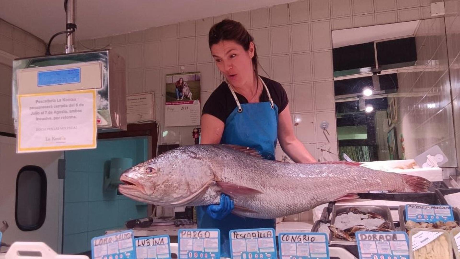 Espe Arizkuren, de pescadería La Kontxa, con la corvina de 20 kilos