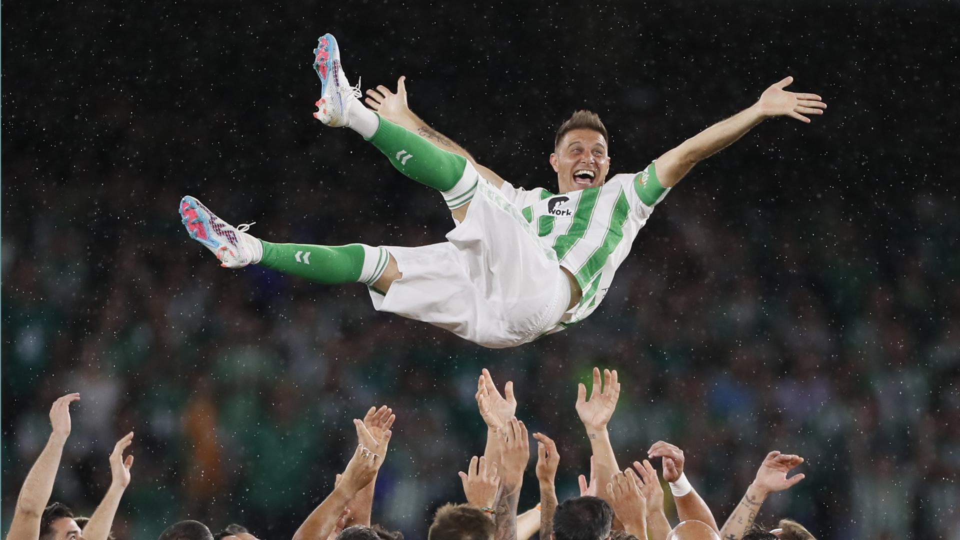 El centrocampista Joaquín Sánchez es manteado por sus compañeros tras su partido de homenaje entre una selección de futbolistas y exfutbolistas del Real Betis y una Selección de Leyendas del fútbol, este martes en el estadio Benito Villamarín, en Sevilla