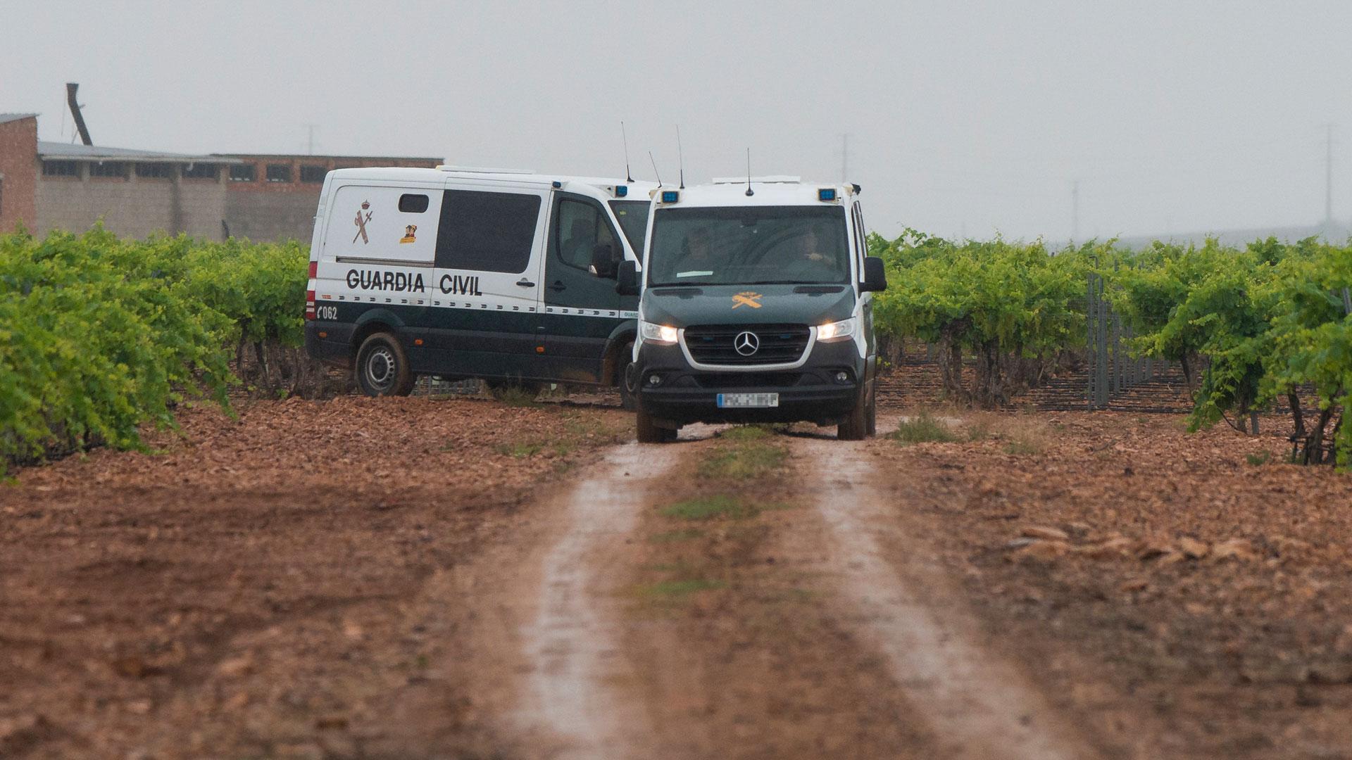 Efectivos de la Guardia Civil trabajan este miércoles en el pozo de Manzanares (Ciudad Real)