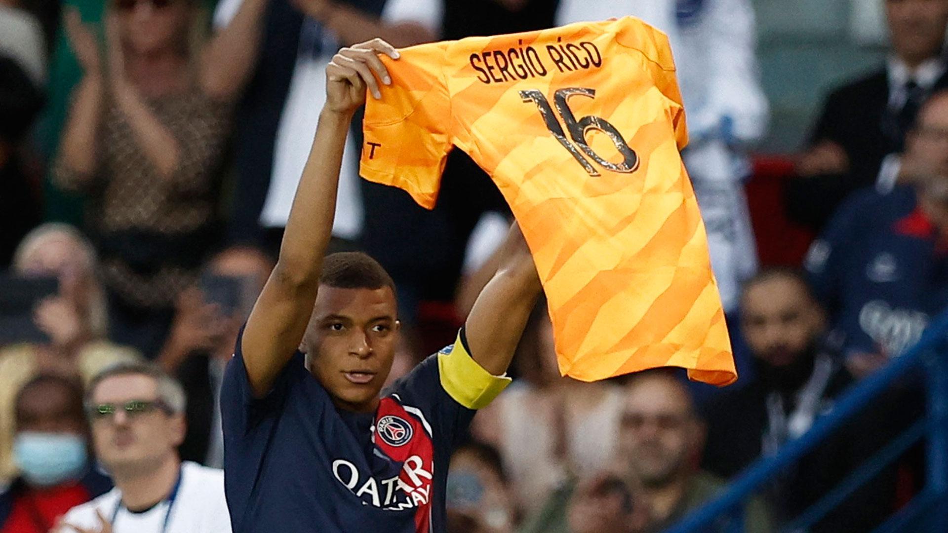 Mbappé muestra una camiseta de apoyo a Sergio Rico durante el último encuentro del PSG