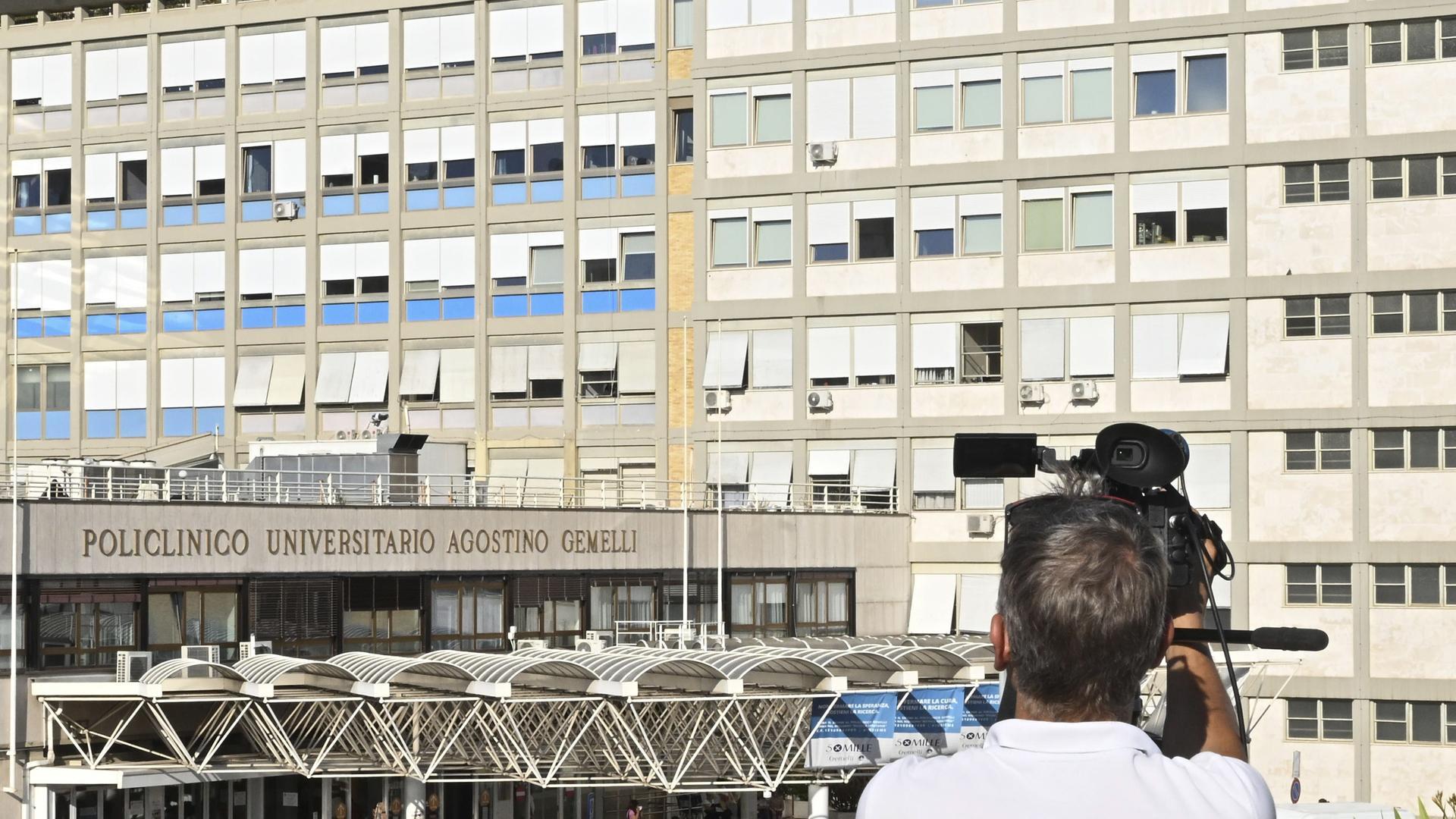 Exterior del policlínico Agostino Gemelli donde fue operado el papa Francisco