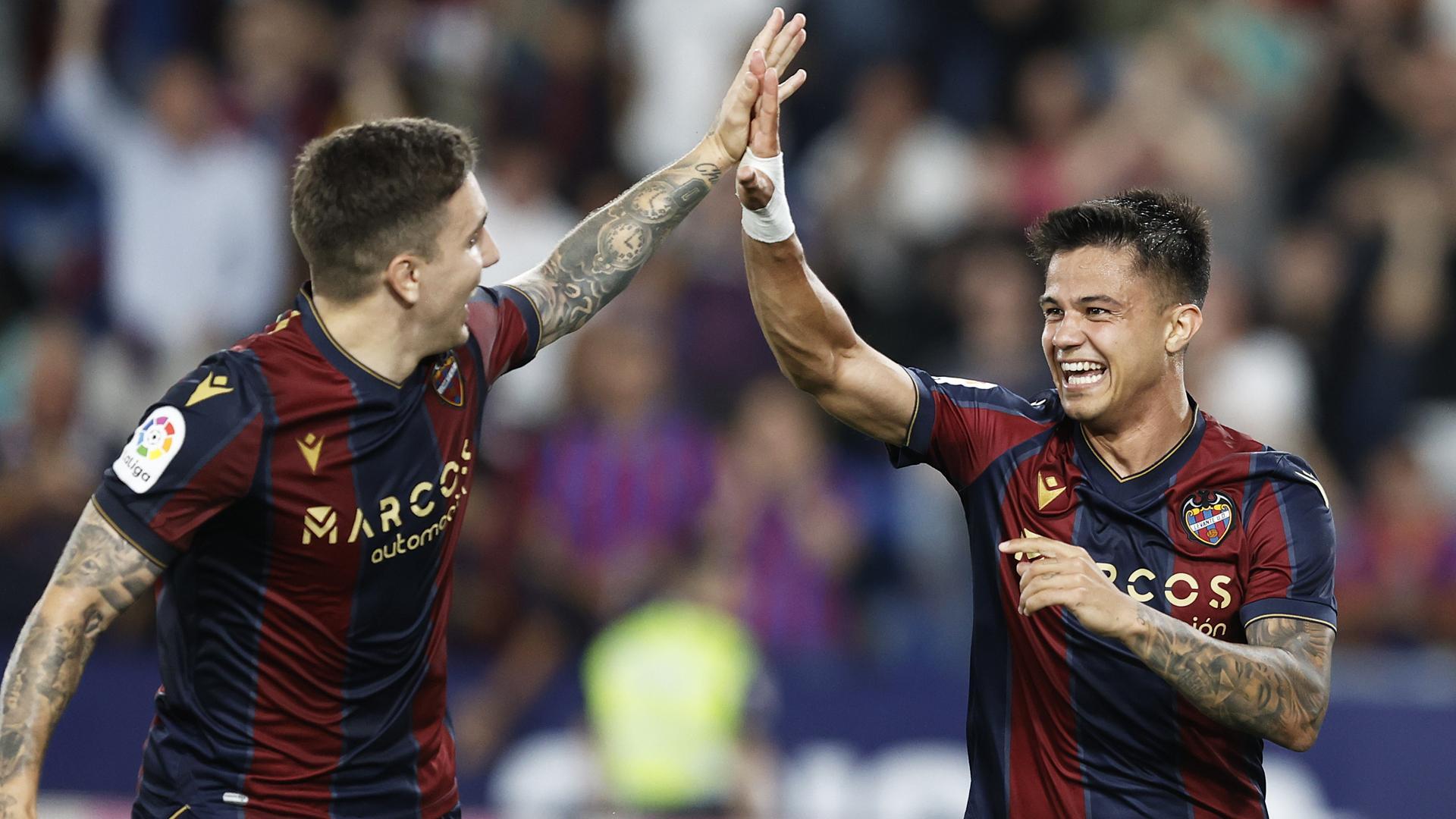 Roger Brugué (dcha.) celebra con un compañero uno de los dos goles que anotó contra el Albacete