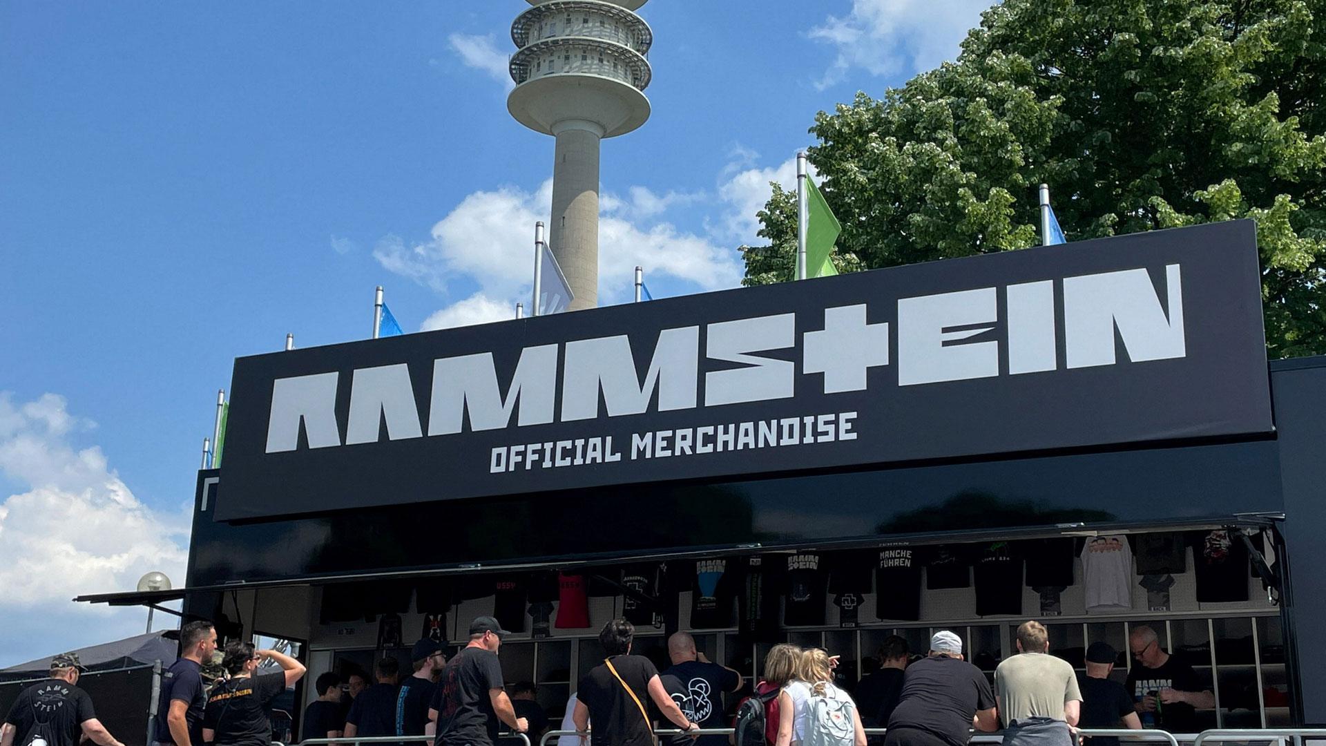 Imagen de una tienda con productos de Rammstein