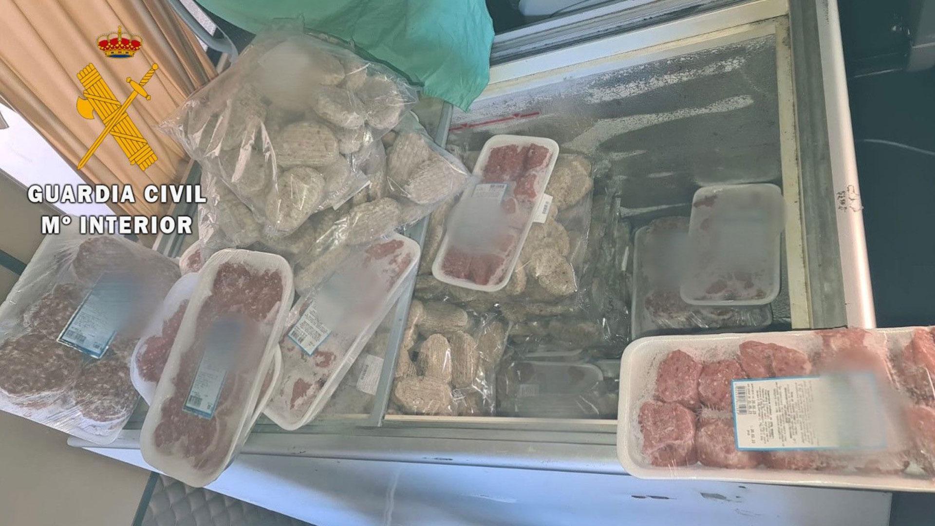 Carne intervenida por la Guardia Civil en un almacén de Pamplona