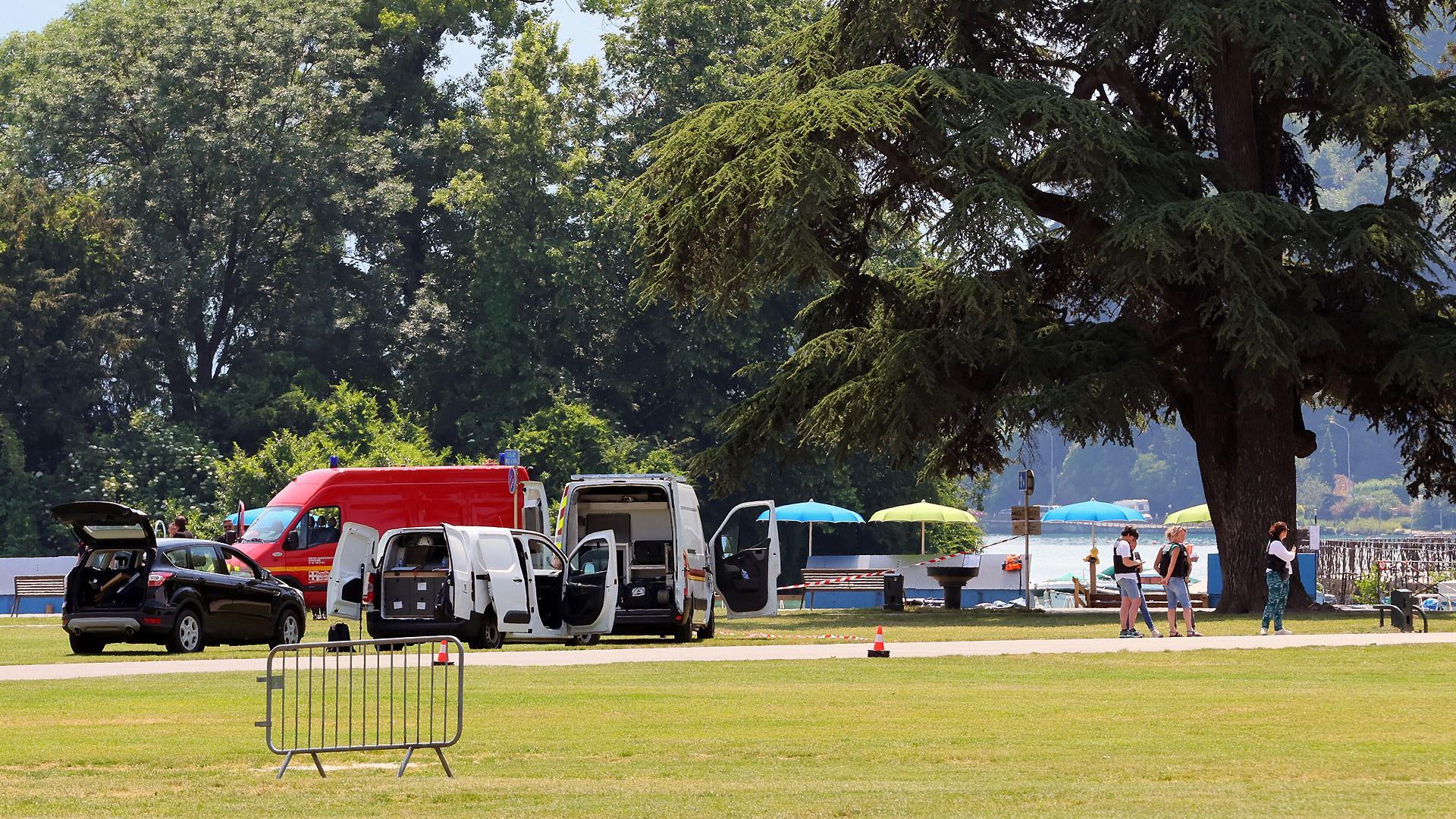 Personal de emergencias, en el parque de la ciudad francesa de Annecy donde ha ocurrido el suceso