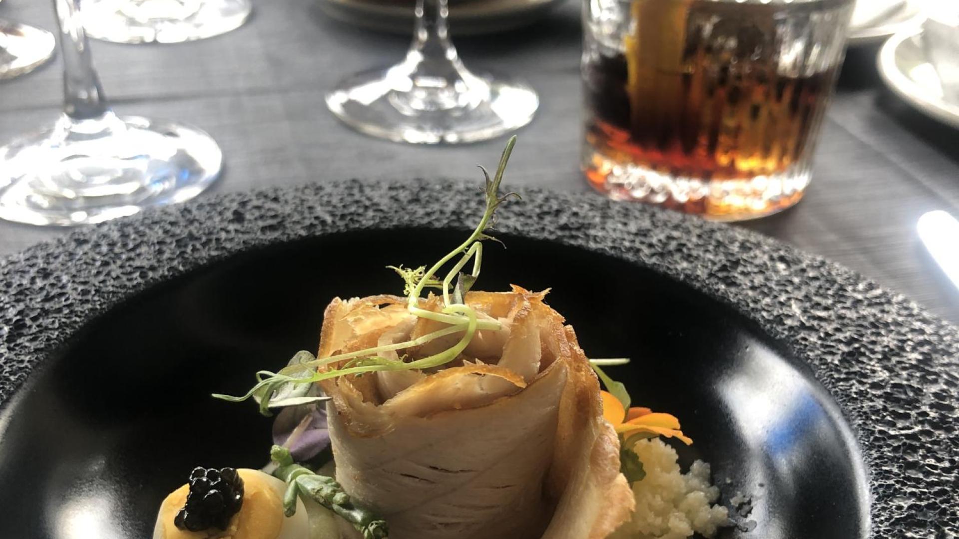 Este plato de esturión ahumado del Sella es uno de los platos que se pueden degustar.