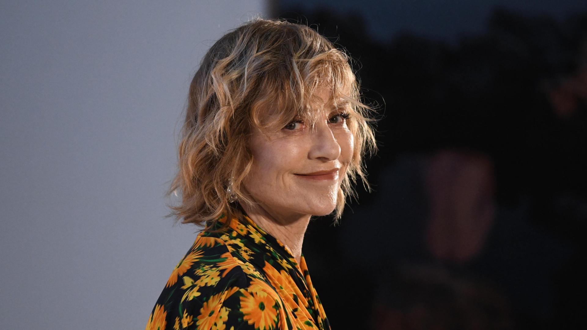 La actriz Isabelle Huppert posa en el photocall de la presentación de la película ‘Un blanco fácil’, en el Institut Français de Madrid