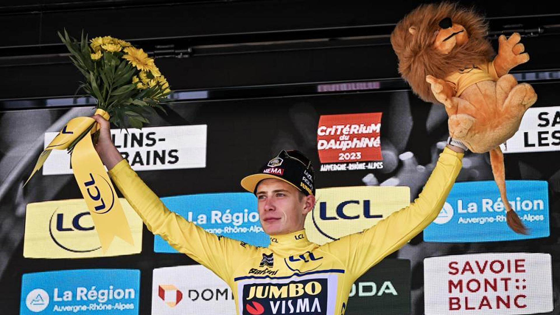 Jonas Vingegaard tras enfundarse el maillot amarillo del Criterium Dauphiné