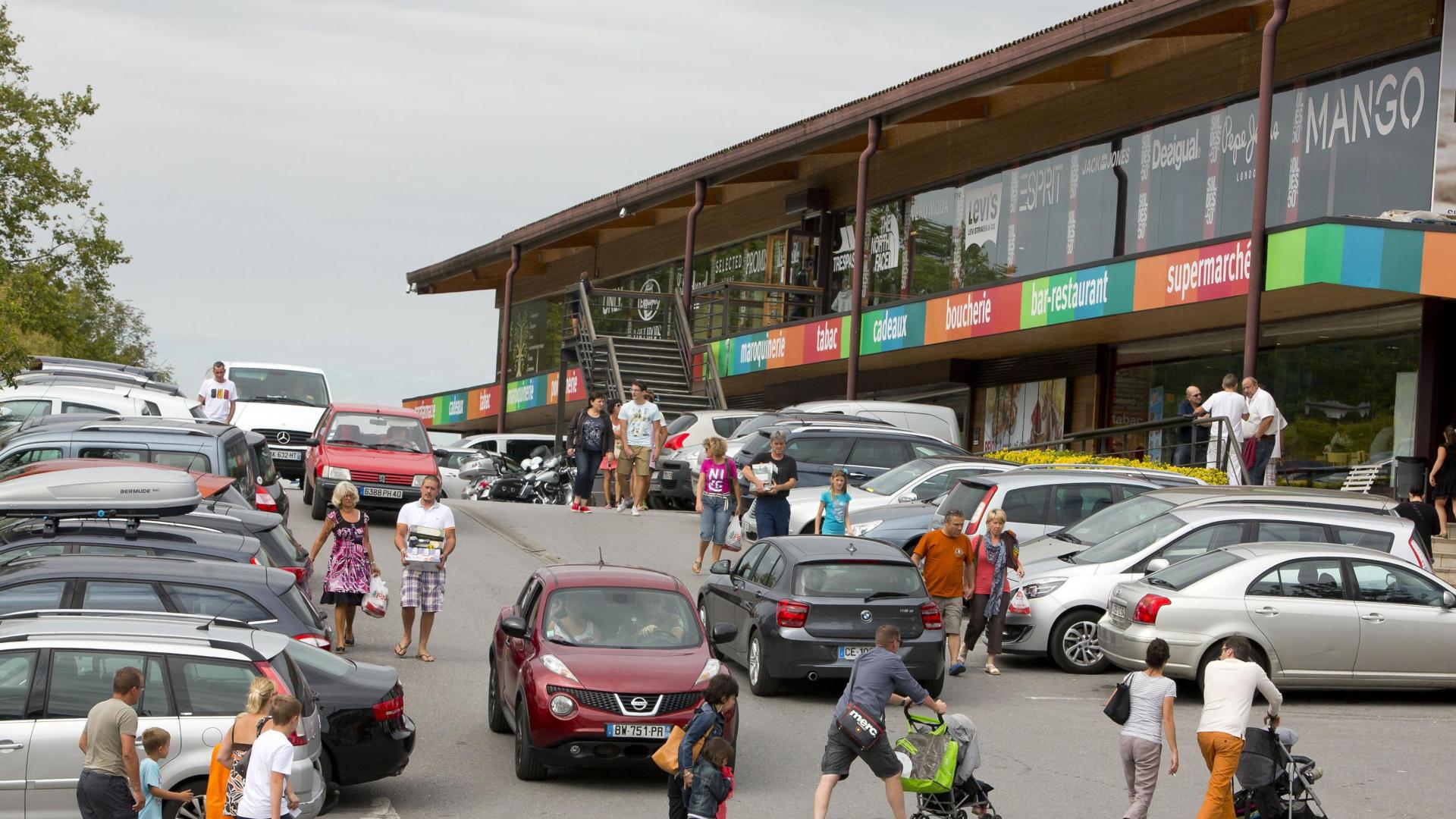 Uno de los edificios de Venta Peio que compagina supermercado, restaurante y tienda de modas en Dantxarinea.