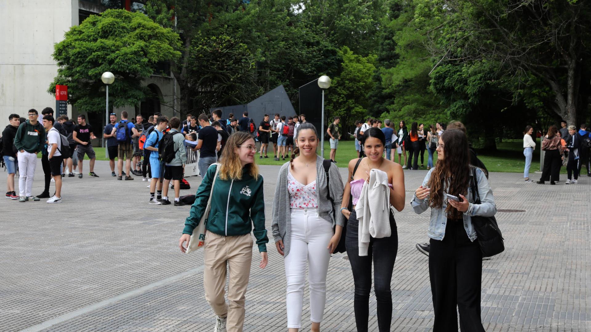 Cuatro jóvenes caminan en la UPNA en la primera jornada de exámenes de esta EvAU. Son mayoría tanto en la Selectividad como en la universidad
