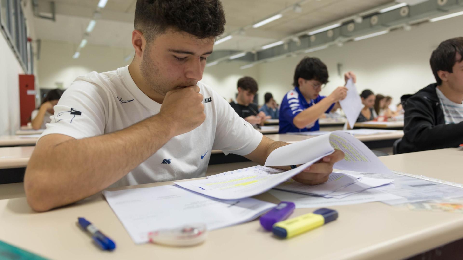 Estudiantes se enfrentan al primer examen de la EvAU de este 2023 en el campus de la UPNA en Tudela