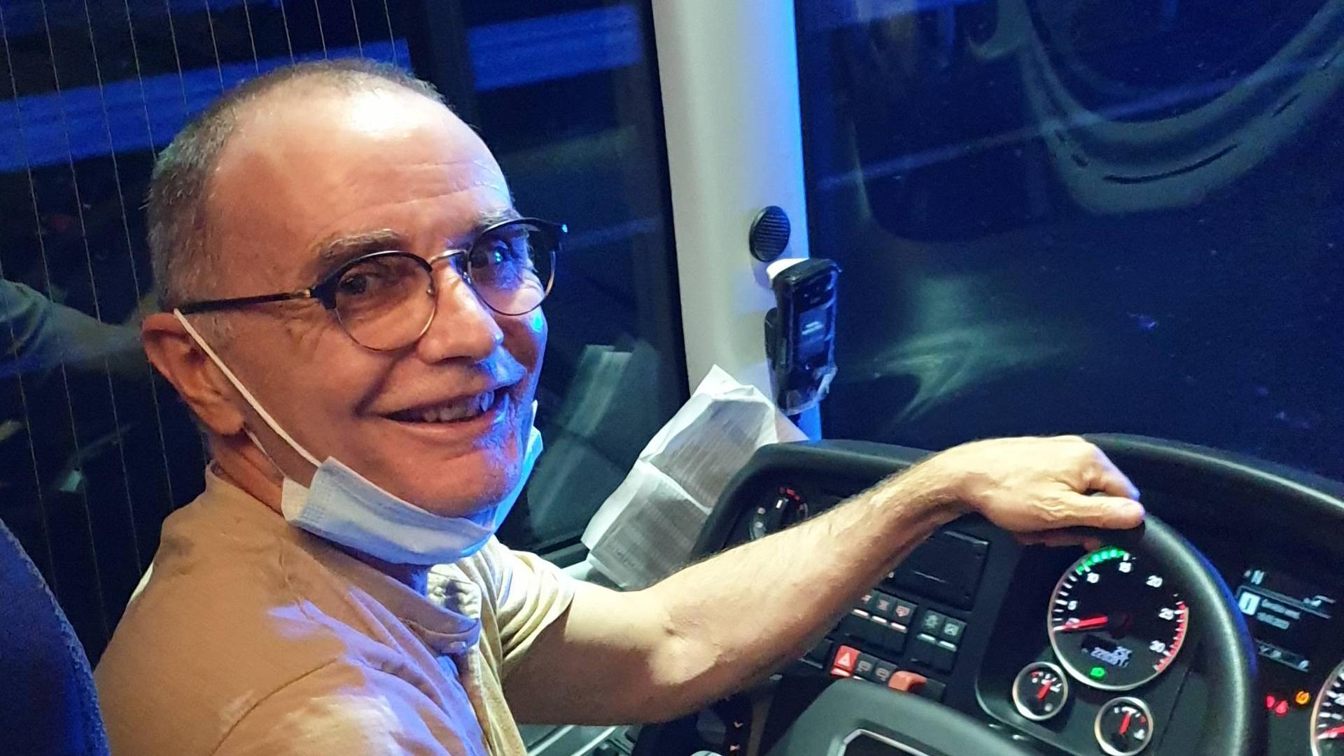 Enrique Pritsch posa al volante tras conducir varios kilómetros hasta el área de servicio de Valcarce