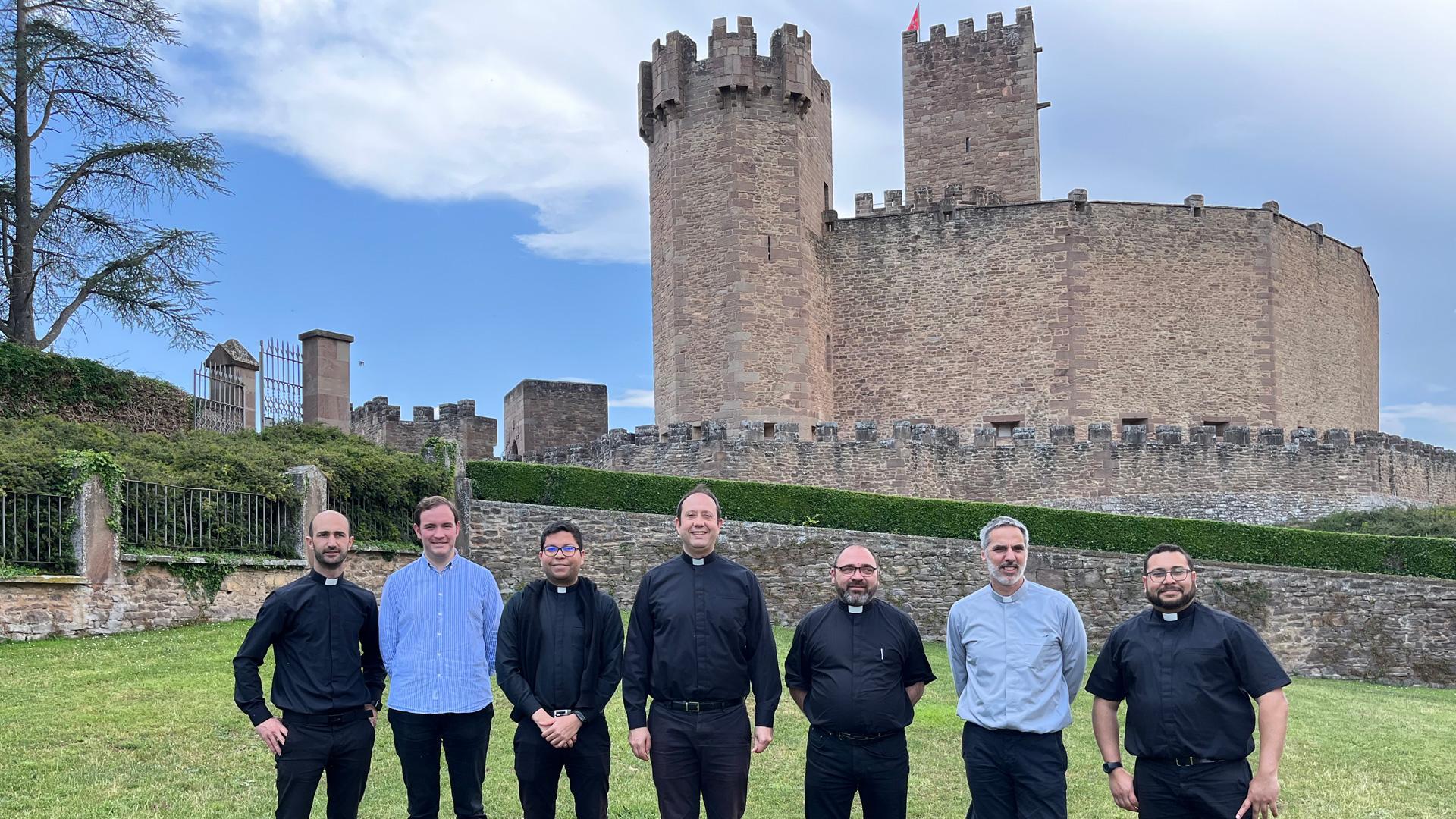 Los  siete jóvenes que recibirán la ordenación sacerdotal y diaconal
