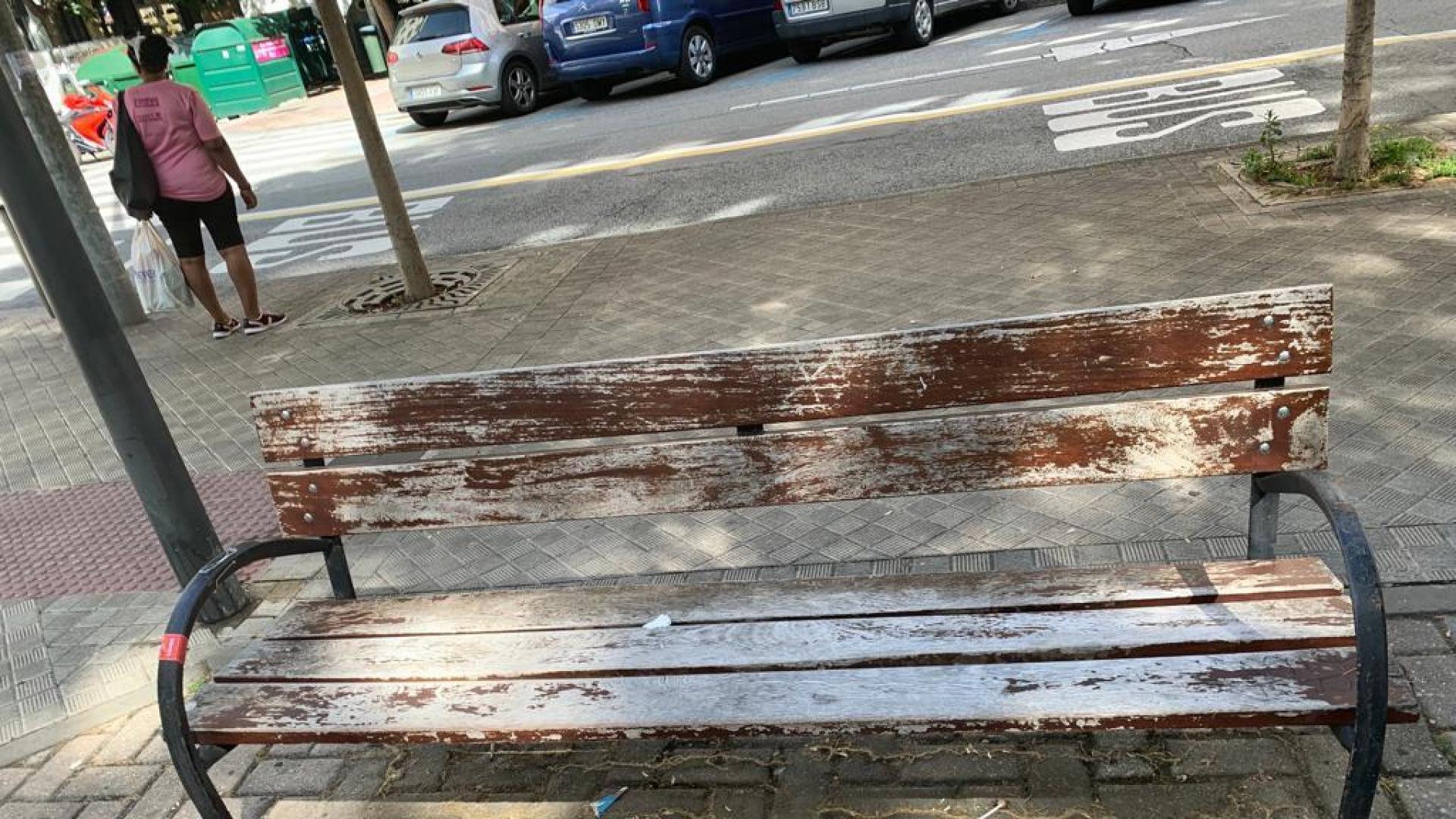 Aspecto de uno de los bancos, el más próximo a la parada de la villavesa