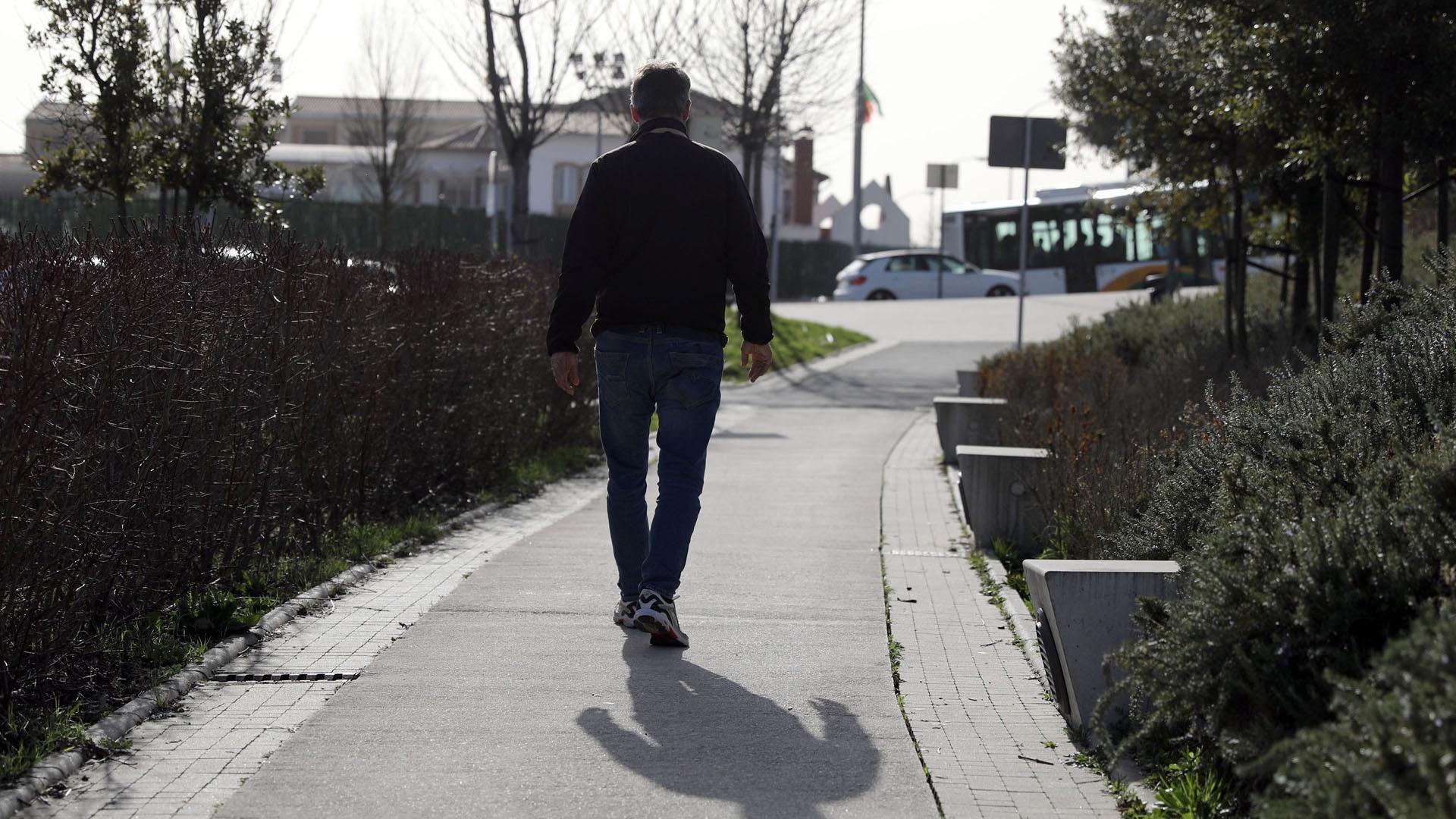 Una persona pasea por un parque