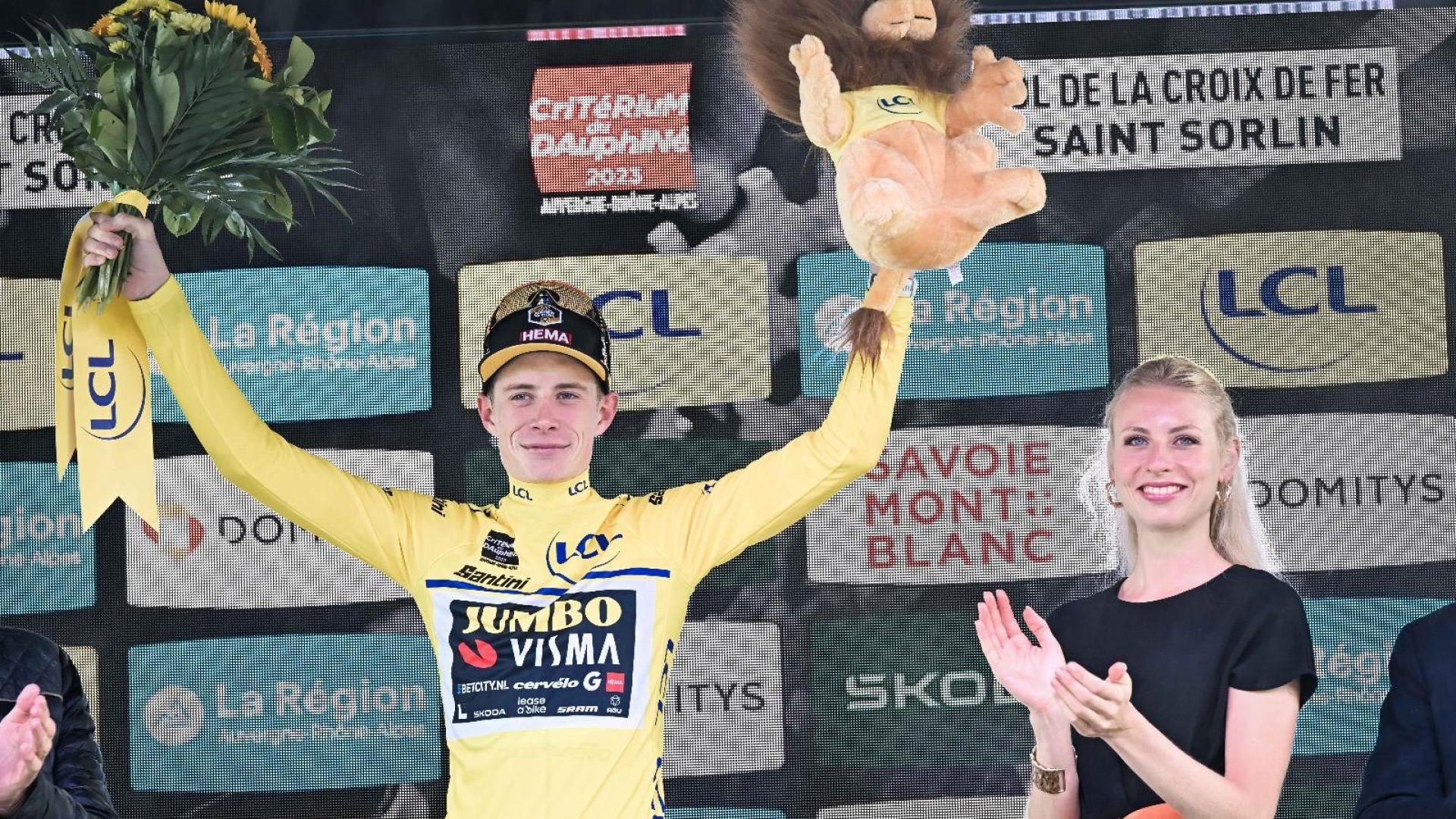 Jonas Vingegaard, de amarillo en el podio del Dauphiné este sábado
