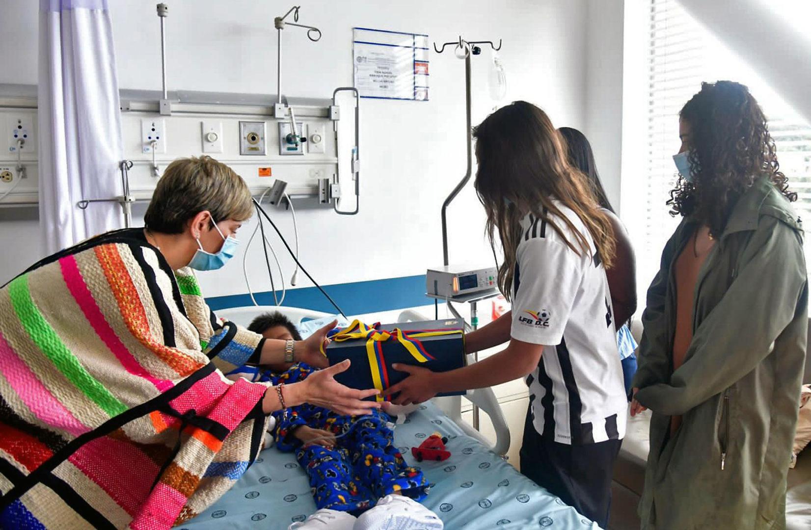 Fotografía cedida por la Presidencia de Colombia de la primera dama del país, Verónica Alcocer (i), durante su visita a los niños rescatados tras permanecer 40 días perdidos en la selva amazónica