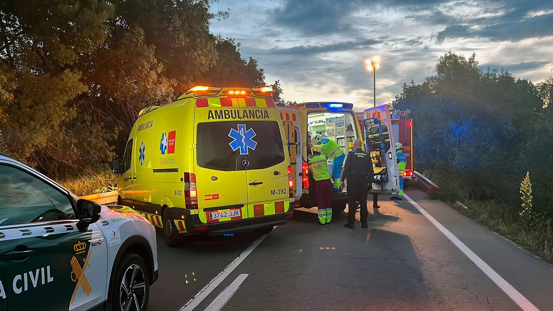 Guardia Civil y equipo de emergencia, en el lugar del accidente de tráfico ocurrido en Collado Villalba (Madrid)